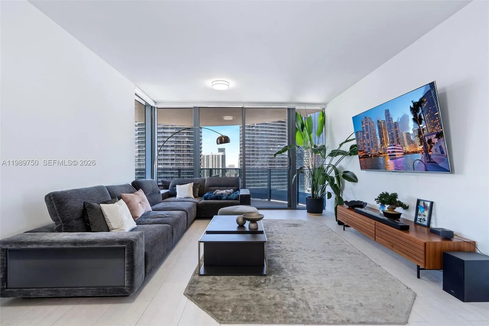 2 bedroom 2 bath for sale at 1000 Brickell Plz # 2812, Miami FL 33131